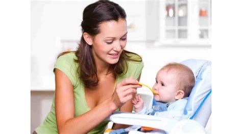 Baba fecskendőből etetése