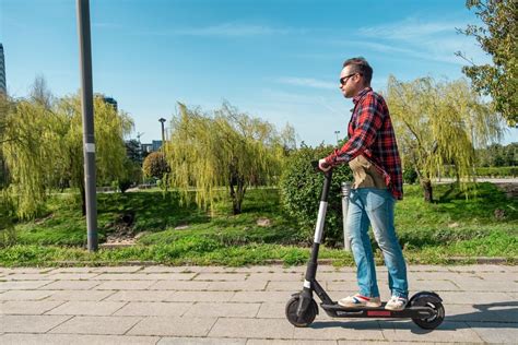 Gyermek rollerezik a parkban