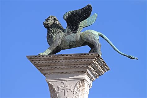 A velencei Szent Márk téri szárnyas oroszlánszobor