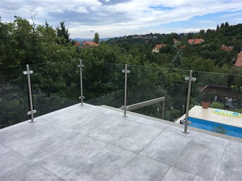oszlopos üvegkorlát