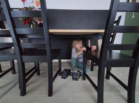Gyerekkuckó az asztal alatt