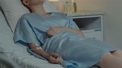 Tinédzser kismama a kórházi ágyon