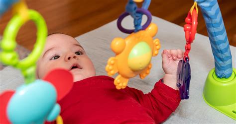 A baba hasra fordul a játszószőnyegen