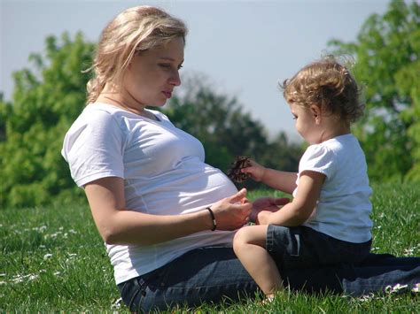 Kismama, aki szorong a gyermekével