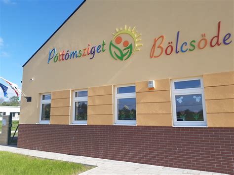 Bölcsőde bejáratának logója