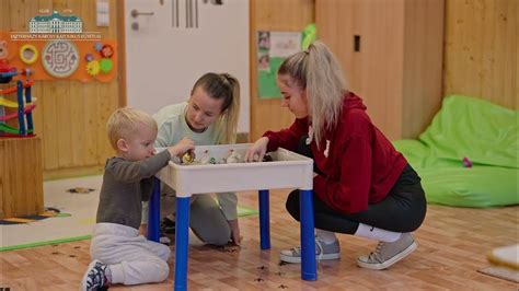 Kisgyermeknevelő játék közben gyermekekkel