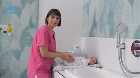 Újszülött pelenkázása és köldökkezelése, illusztráció