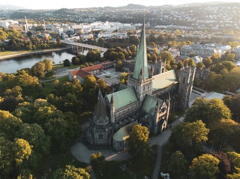 Trondheim panorámája madártávlatból, a Tyholt-toronnyal a háttérben