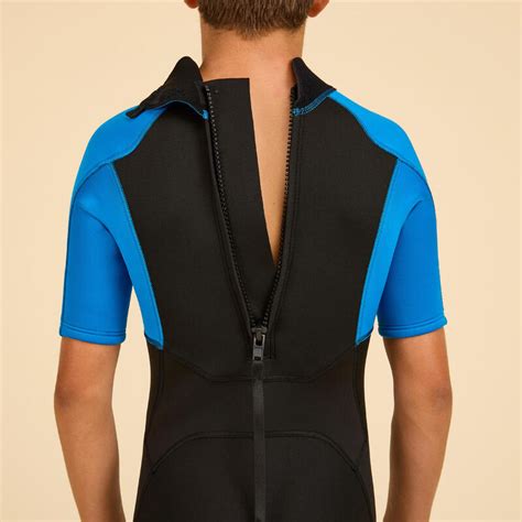 Csecsemő neoprén bodyban, vízben