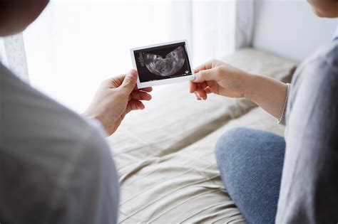 Apa és kismama ultrahang képet nézeget