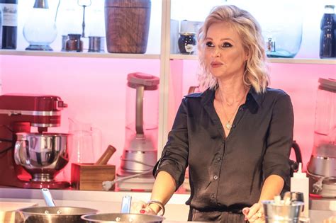 Nőalak, aki átöleli magát, körülötte szimbólumok: szív, könnyek, kérdőjel