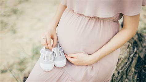 Kismama gömbölyödő pocakkal, kényelmes ruhában