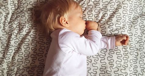 A csecsemő fizikai fejlődése és az alvás kapcsolata