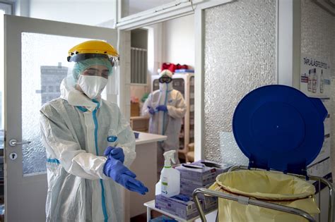Egy kórházi dolgozó a Covid-osztályon
