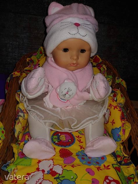 Baba a Baby Max Tria mózeskosárban