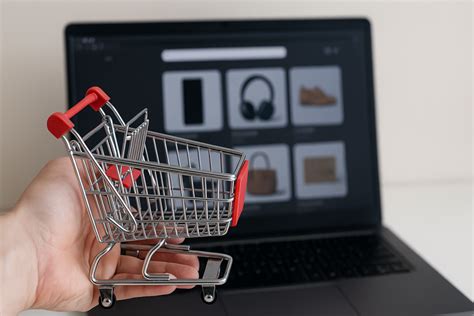 Mobiltelefonon babaruhákat nézegető anyuka, utalva az online vásárlás kényelmére