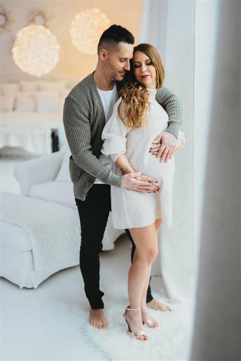 Kismama fotózás: terhes nő pocakjával