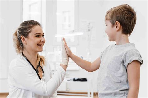 Gyermekgyógyász ellenőrzést végez egy csecsemőn