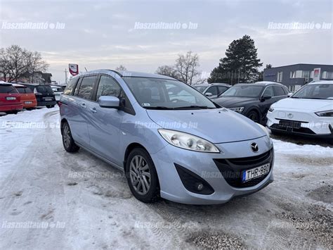 Mazda 5 egyterű parkolóban