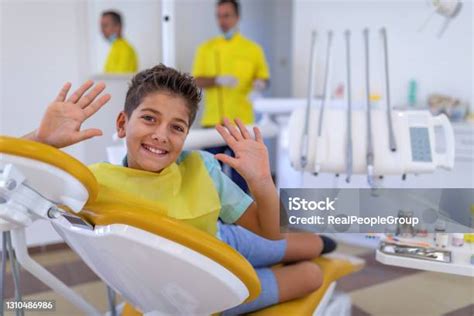 Gyermek fogorvos vizsgálja a gyermek fogait