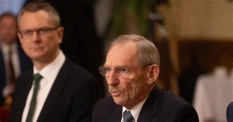 gyerekek gondoskodnak babáról