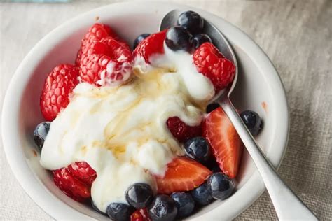 Görög joghurt friss bogyós gyümölcsökkel