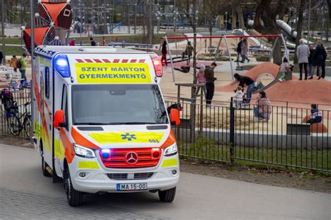 Gyermekmentő szolgálat és kórházi ellátás illusztrációja