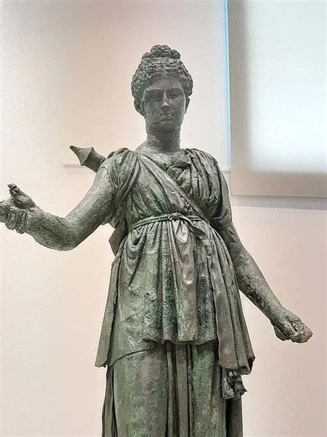 Artemis, a vadászat görög istennőjének szobra