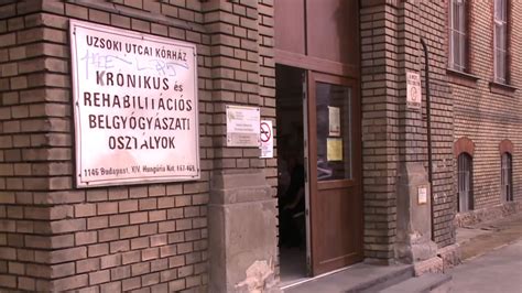 Az Uzsoki Utcai Kórház bejárata és felújított folyosói