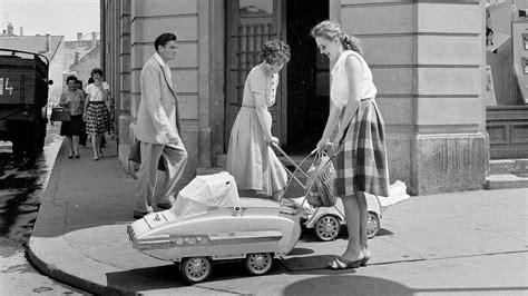 Egy klasszikus retro babakocsi a múlt évszázadból