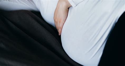 Kismama alszik az oldalán, speciális párnával támasztva