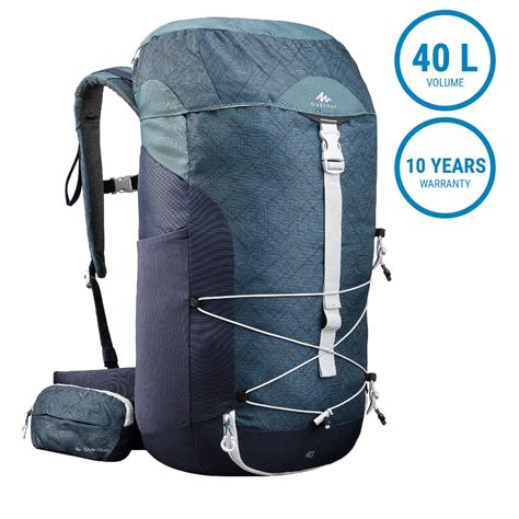 A Quechua MH100 40L hátizsák belső és külső zsebei, valamint az alsó cipzár