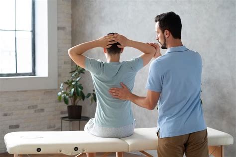 Gyógytornász segíti a beteg rehabilitációját otthoni környezetben