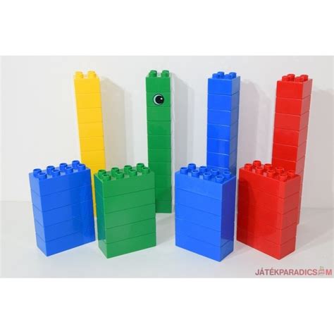 LEGO DUPLO kockák és egy mosolygós gyermek