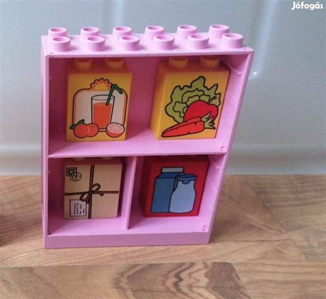 Gyermekek játszanak LEGO DUPLO kockákkal