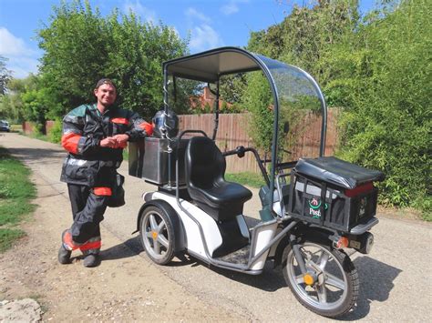 Különböző típusú bébitaxik és kismotorok