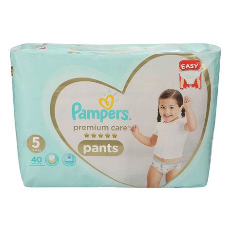 Baba Pampers Pants pelenkában játszik