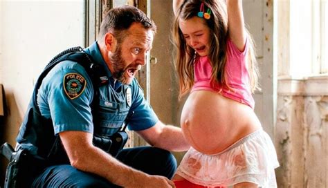 Egy szülő masszírozza a babája pocakját