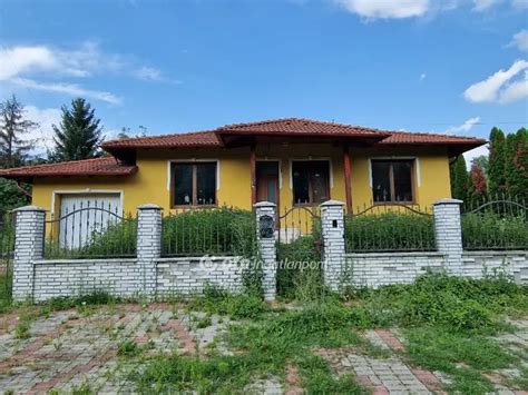 Kisteherautó utánfutóval, faanyaggal megrakva egy ház előtt, Miskolc környékén