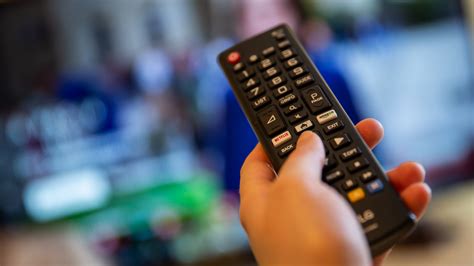 Csecsemő a tévé előtt ülve, passzív befogadás helyett aktív játékra ösztönözve