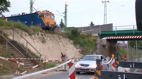 Jánossomorja főutcája egy forgalmas napon