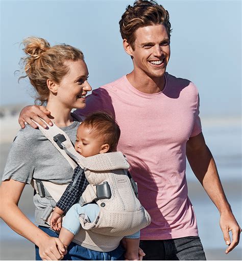 Boldog szülő és baba BabyBjörn One hordozóban