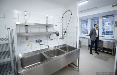 A tatai Csillagsziget Bölcsőde felújított konyhája modern berendezésekkel