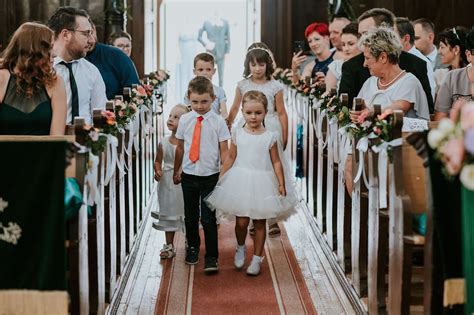 Esküvői vendégek, akik boldogan játszanak a gyerekekkel