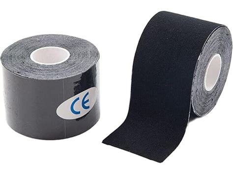 Kismama hasán és derekán elhelyezett kinezio-tape szalagok