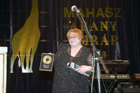 Cserháti Zsuzsa portréja mikrofonnal a kezében, fellépés közben