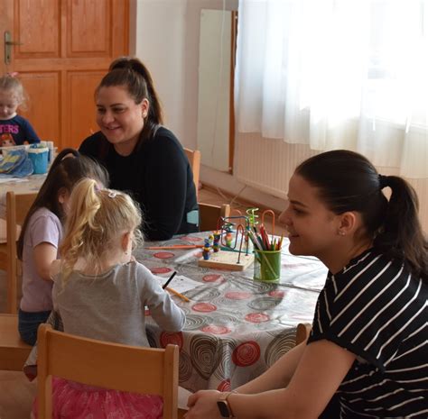 Szülők beszélgetnek, gyermekeik játszanak egy klubban