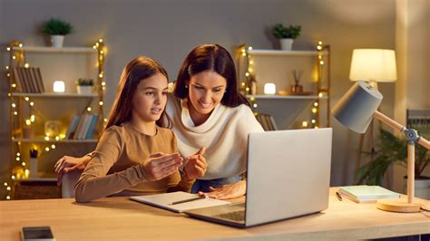 Kismama laptop előtt, informatikai tanulás közben
