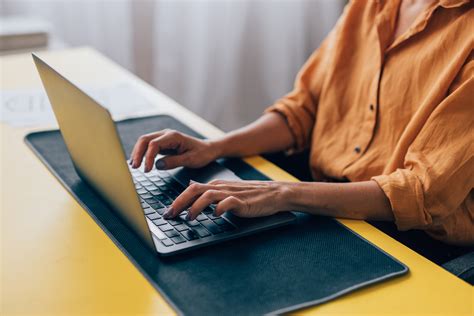 Nő tartalomkészítéssel foglalkozik laptopon
