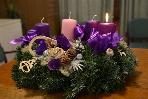 Katolikus és protestáns adventi koszorúk összehasonlítása
